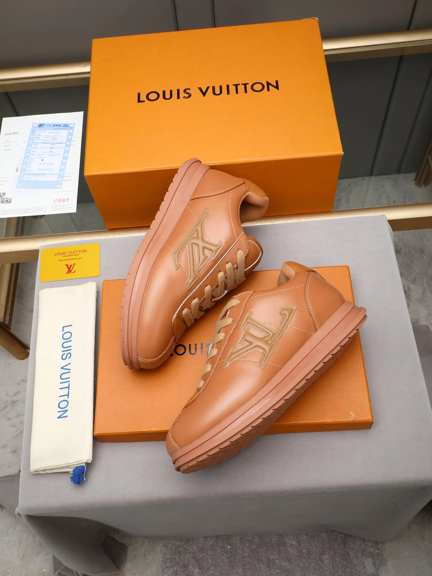 PP560 LV Louis Vuitton L Jialu Brand Runner Tatic Series Thick-soled Casual Sports Shoes Running Shoes Original purchase, development and production This LV Runner Tatic sports shoe combines technical materials such as mesh fabric and ribbons to interpret the inspiration of traditional mountaineering shoes. LV letters are written on one side, the lariat buckle of the quick lacing system is embellished with Monogram flowers and Louis Vuitton logos, and the light and wear-resistant rubber outsole completes the whole. ▪️Fabric: Original imported cowhide + mesh ▪️Inner lining: Original customized breathable mesh ▪️Sole: Original open-molded anti-slip rubber combination material ▪️Size: Men's 38-44 (customized for 45 and 46)